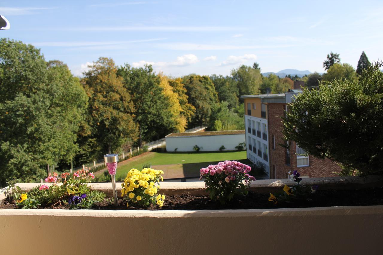 באד קרוצינגן Mariaprimavera Apartment Am Kurpark Mit Schwarzwaldblick * * * * מראה חיצוני תמונה